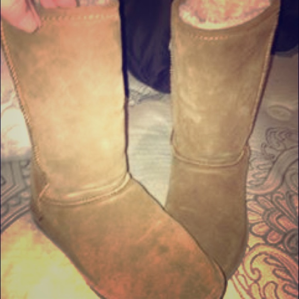 Gently used women’s BearPaw boots